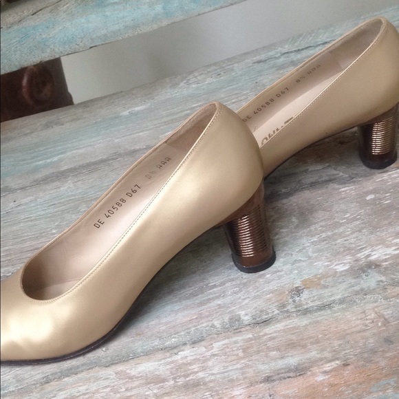 SALVATORE FERRAGAMO
CLOSED TOE HEEL - Picture 5 of 5